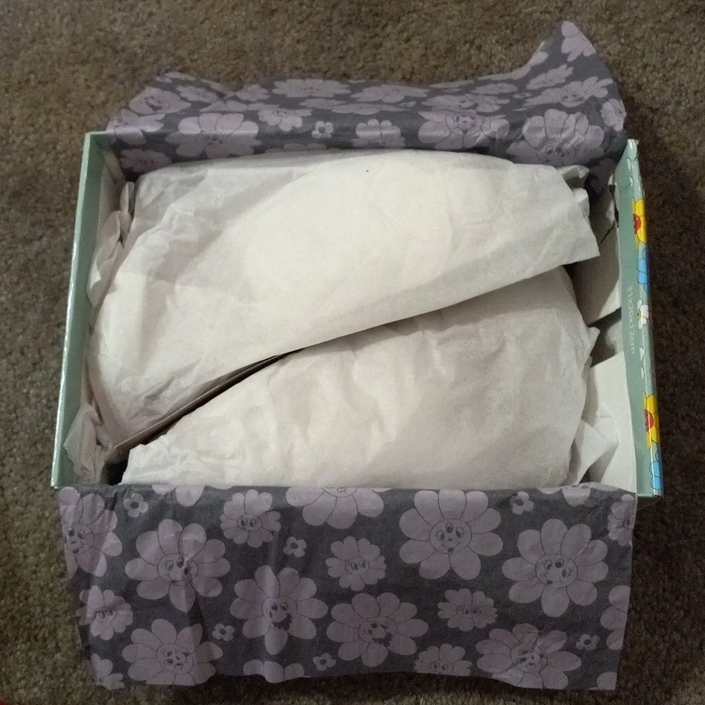 New WRAPPED UP PRETTY red glitter Embroidered Christmas Heels, Size 37, US 7 - Picture 9 of 12